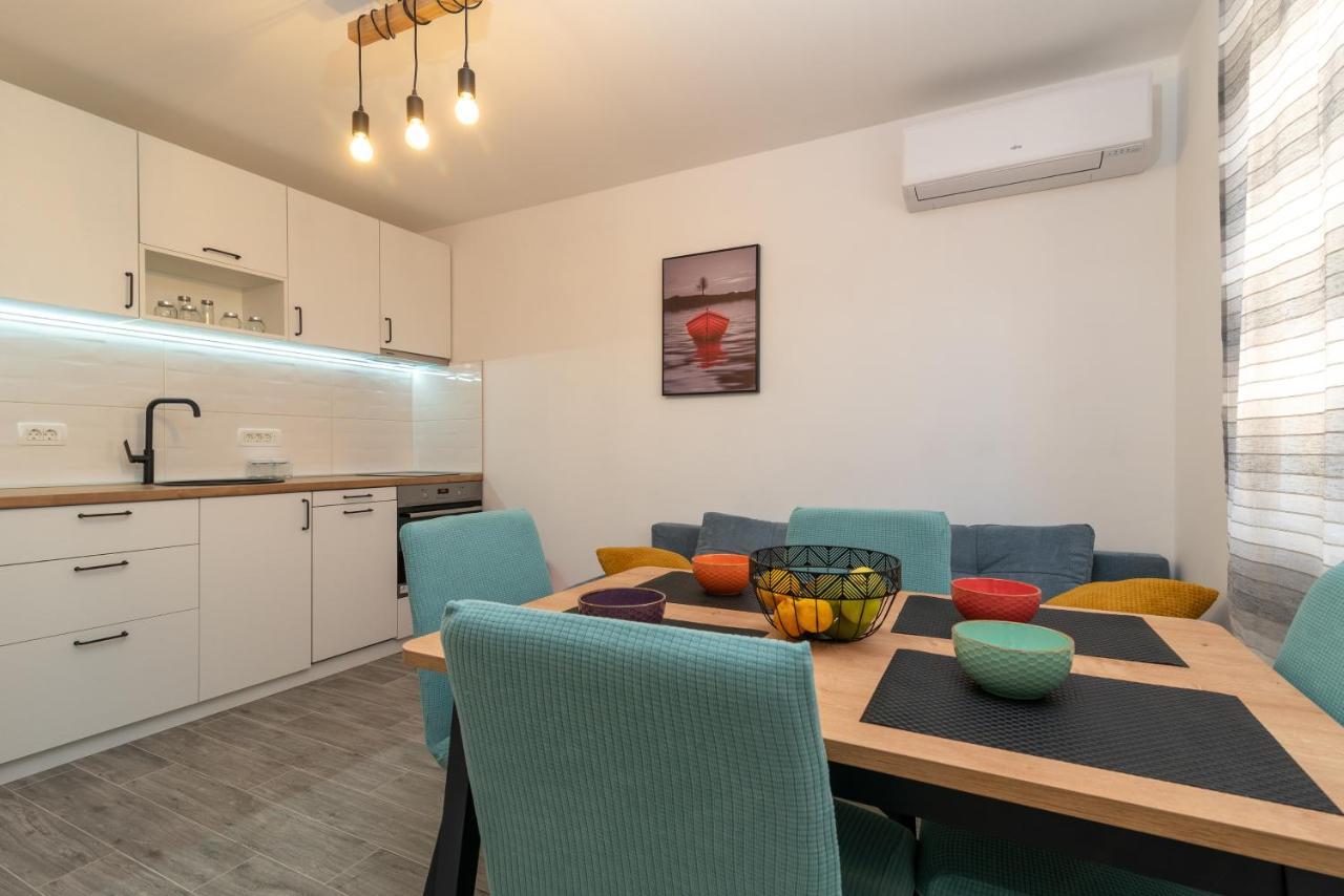 Small Private House With A Terrace In Trogir Appartement Buitenkant foto