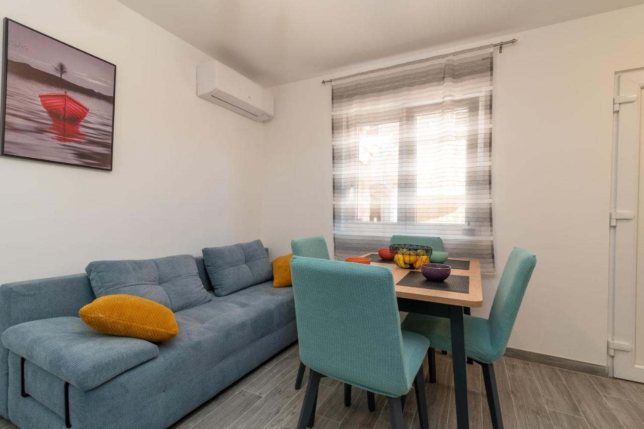 Small Private House With A Terrace In Trogir Appartement Buitenkant foto